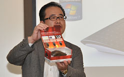 画像ギャラリー No.005のサムネイル画像 / Microsoft,マルチタッチ対応のワイヤレスマウス「TOUCH MOUSE」を発表。9月2日発売