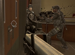 画像集#010のサムネイル/“万人向け”のチューニングが施されたシリーズ最新作,「Rainbow Six Vegas 2 日本語マニュアル付英語版」のレビューを掲載