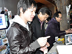 画像ギャラリー No.013のサムネイル画像 / お昼には2時間待ちも。酒井氏,寺田氏,菅沼氏も駆けつけた「ファンタシースターポータブル2 インフィニティ」の先行体験会をレポート