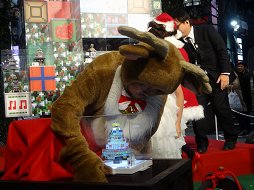 画像ギャラリー No.007のサムネイル画像 / 「みんなの『マインクラフト』ツリー2016」の点灯式をレポート。タレントの谷 花音さんがゲーム内で制作したクリスマスツリーをリアルで再現