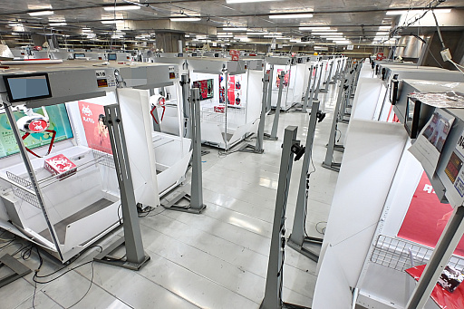 画像ギャラリー No.010のサムネイル画像 / リアルを走り,デジタルに手を振る「オンクレの中の人たち」。タイトーオンラインクレーンの基地に潜入し,中の人のお仕事に密着!