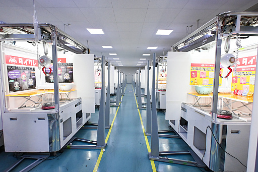 画像ギャラリー No.011のサムネイル画像 / リアルを走り,デジタルに手を振る「オンクレの中の人たち」。タイトーオンラインクレーンの基地に潜入し,中の人のお仕事に密着!