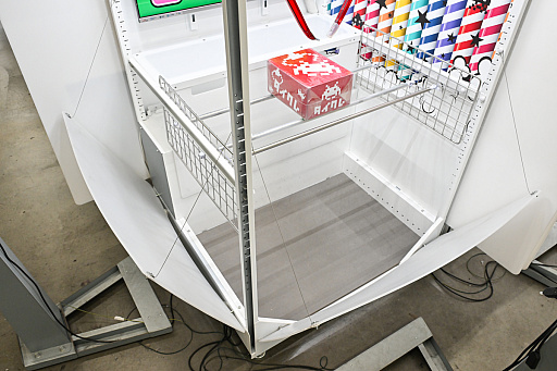 画像ギャラリー No.014のサムネイル画像 / リアルを走り,デジタルに手を振る「オンクレの中の人たち」。タイトーオンラインクレーンの基地に潜入し,中の人のお仕事に密着!