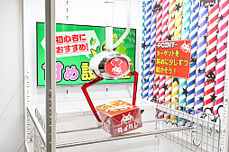 画像ギャラリー No.018のサムネイル画像 / リアルを走り,デジタルに手を振る「オンクレの中の人たち」。タイトーオンラインクレーンの基地に潜入し,中の人のお仕事に密着!