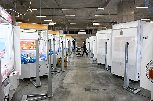 画像ギャラリー No.028のサムネイル画像 / リアルを走り,デジタルに手を振る「オンクレの中の人たち」。タイトーオンラインクレーンの基地に潜入し,中の人のお仕事に密着!