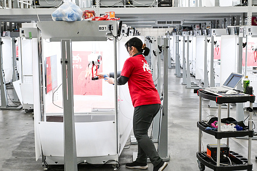 画像ギャラリー No.029のサムネイル画像 / リアルを走り,デジタルに手を振る「オンクレの中の人たち」。タイトーオンラインクレーンの基地に潜入し,中の人のお仕事に密着!