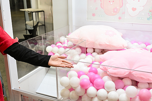 画像ギャラリー No.031のサムネイル画像 / リアルを走り,デジタルに手を振る「オンクレの中の人たち」。タイトーオンラインクレーンの基地に潜入し,中の人のお仕事に密着!