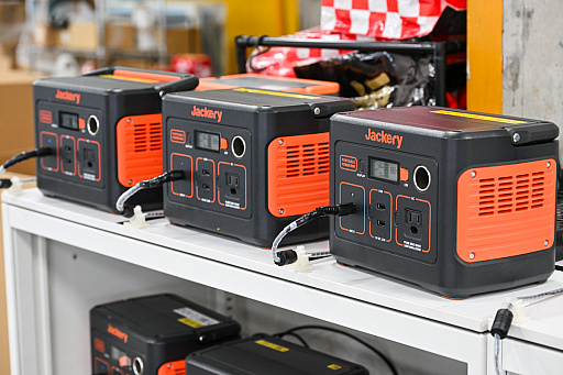 画像ギャラリー No.036のサムネイル画像 / リアルを走り,デジタルに手を振る「オンクレの中の人たち」。タイトーオンラインクレーンの基地に潜入し,中の人のお仕事に密着!