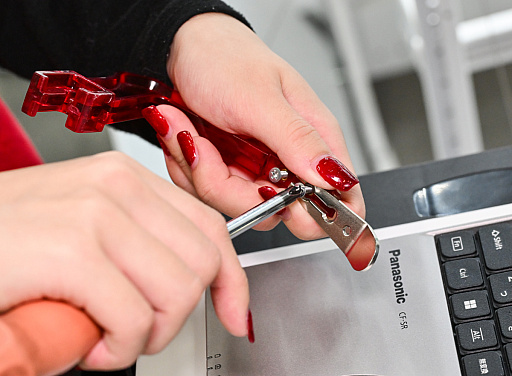 画像ギャラリー No.039のサムネイル画像 / リアルを走り,デジタルに手を振る「オンクレの中の人たち」。タイトーオンラインクレーンの基地に潜入し,中の人のお仕事に密着!