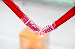 画像ギャラリー No.040のサムネイル画像 / リアルを走り,デジタルに手を振る「オンクレの中の人たち」。タイトーオンラインクレーンの基地に潜入し,中の人のお仕事に密着!