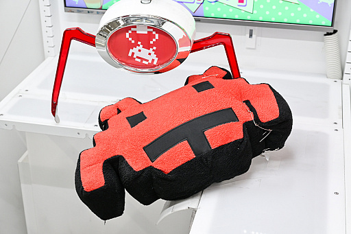 画像ギャラリー No.054のサムネイル画像 / リアルを走り,デジタルに手を振る「オンクレの中の人たち」。タイトーオンラインクレーンの基地に潜入し,中の人のお仕事に密着!