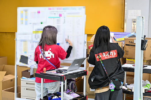 画像ギャラリー No.059のサムネイル画像 / リアルを走り,デジタルに手を振る「オンクレの中の人たち」。タイトーオンラインクレーンの基地に潜入し,中の人のお仕事に密着!