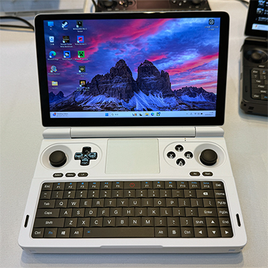 画像ギャラリー No.003のサムネイル画像 / ゲーマー向け小型ノートPC「GPD WIN Mini」2025年モデルの展示が始まる。モンハンワイルズのベンチマークテスト結果も公開