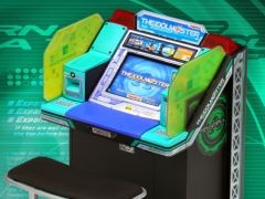 アーケード版「アイドルマスター」の筐体を再現した1/12スケールプラモデルが2026年4月に再販決定。接着剤不要で気軽に組み立てられる