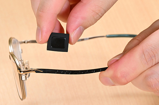 画像ギャラリー No.011のサムネイル画像 / 顔だけでゲームやってみるぜ! メガネに付ける未来的ハンズフリーマウス「JINS ASSIST」を実際に試してみた