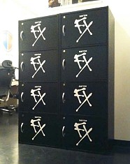 画像ギャラリー No.001のサムネイル画像 / 「e-sports SQUARE」内に「サンテFX アイケアロッカー/ホルダー」が設置