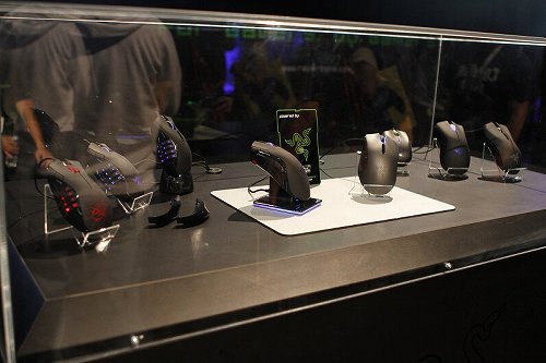 E3 2011RazerStar Wars: The Old RepublicפȤΥåʤо졣Star WarsͤΥޥ䥭ܡɤ򻣱ƤƤ