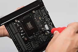 画像ギャラリー No.043のサムネイル画像 / 【PR】PCゲーマーのための「超小型ゲームPC」自作講座。カード長170mmのASUS製GTX 760カードなら,PCはここまで小さくできる