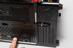 画像ギャラリー No.073のサムネイル画像 / 【PR】PCゲーマーのための「超小型ゲームPC」自作講座。カード長170mmのASUS製GTX 760カードなら,PCはここまで小さくできる