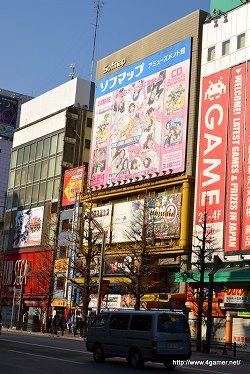 画像ギャラリー No.002のサムネイル画像 / ニンテンドー3DS発売初日の様子を見に秋葉原へ行ってきた。ヨドバシカメラ マルチメディアAkibaでは延べ2000人が行列。そして同発タイトルで人気が高いのは?