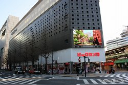 画像ギャラリー No.003のサムネイル画像 / ニンテンドー3DS発売初日の様子を見に秋葉原へ行ってきた。ヨドバシカメラ マルチメディアAkibaでは延べ2000人が行列。そして同発タイトルで人気が高いのは?