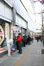 画像ギャラリー No.004のサムネイル画像 / ニンテンドー3DS発売初日の様子を見に秋葉原へ行ってきた。ヨドバシカメラ マルチメディアAkibaでは延べ2000人が行列。そして同発タイトルで人気が高いのは?