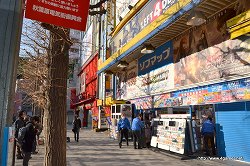 画像ギャラリー No.014のサムネイル画像 / ニンテンドー3DS発売初日の様子を見に秋葉原へ行ってきた。ヨドバシカメラ マルチメディアAkibaでは延べ2000人が行列。そして同発タイトルで人気が高いのは?