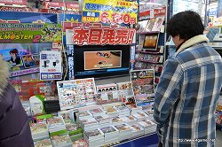 画像ギャラリー No.016のサムネイル画像 / ニンテンドー3DS発売初日の様子を見に秋葉原へ行ってきた。ヨドバシカメラ マルチメディアAkibaでは延べ2000人が行列。そして同発タイトルで人気が高いのは?