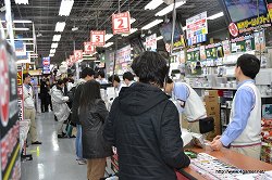 画像ギャラリー No.018のサムネイル画像 / ニンテンドー3DS発売初日の様子を見に秋葉原へ行ってきた。ヨドバシカメラ マルチメディアAkibaでは延べ2000人が行列。そして同発タイトルで人気が高いのは?