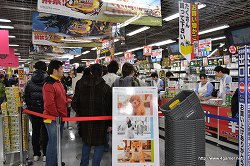 画像ギャラリー No.019のサムネイル画像 / ニンテンドー3DS発売初日の様子を見に秋葉原へ行ってきた。ヨドバシカメラ マルチメディアAkibaでは延べ2000人が行列。そして同発タイトルで人気が高いのは?