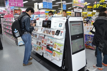 画像ギャラリー No.021のサムネイル画像 / ニンテンドー3DS発売初日の様子を見に秋葉原へ行ってきた。ヨドバシカメラ マルチメディアAkibaでは延べ2000人が行列。そして同発タイトルで人気が高いのは?