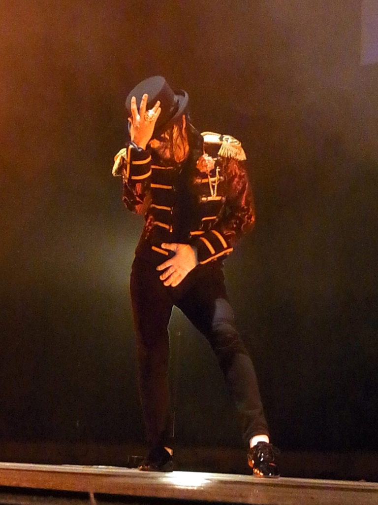 画像集一覧 マイケル ジャクソン ザ エクスペリエンス のダンスコンテンストに0名以上のダンサーが集結 ケント モリさんもステージでパフォーマンス披露