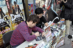 画像ギャラリー No.003のサムネイル画像 / 「DmC Devil May Cry」がついに発売。プロデューサーの江城氏とアシスタントプロデューサーの内田氏から,いろいろな話も聞けた発売記念イベントをレポート