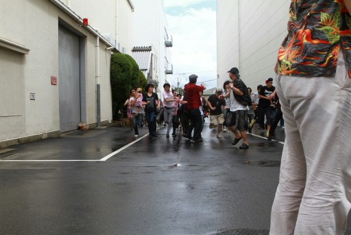 画像ギャラリー No.009のサムネイル画像 / 「地球防衛軍3 PORTABLE」の実写PV撮影現場を見学。今回のシーンは怪獣モノでおなじみの“逃げまどう人々”