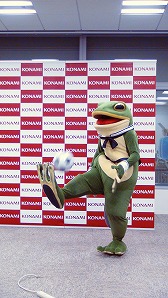 画像ギャラリー No.015のサムネイル画像 / 「ワールドサッカーコレクション」愛媛FCの熱烈サポーター「一平くん」が登場