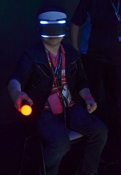 ²èÁü¥®¥ã¥é¥ê¡¼ No.016¤Î¥µ¥à¥Í¥¤¥ë²èÁü / ¡ÎE3 2014¡Ï¥½¥Ë¡¼¤ÎVRÂбþ·¿HMD¡ÖMorpheus¡×¡¤¤½¤Î¿·ºî¥Ç¥â2ºîÉʤò¥ì¥Ý¡¼¥È¡£Ï©ÌÌ¥¹¥ì¥¹¥ì¤ò³êÁö¤·¡¤¶²Îµ¤È´Ö¶á¤Ë¿¨¤ì¹ç¤¨¤ëÇ÷ÎϤÎĶÂ賤À