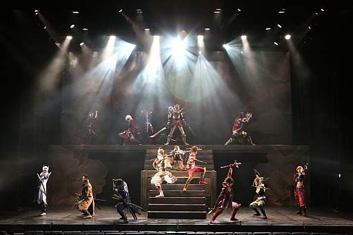 画像ギャラリー No.001のサムネイル画像 / 「斬劇『戦国BASARA4 皇』本能寺の変」の公演がスタート。ゲームのアクションを再現すべく,さらにパワーアップした殺陣を確認できたゲネプロの模様をレポート