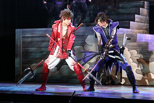 画像ギャラリー No.005のサムネイル画像 / 「斬劇『戦国BASARA4 皇』本能寺の変」の公演がスタート。ゲームのアクションを再現すべく,さらにパワーアップした殺陣を確認できたゲネプロの模様をレポート