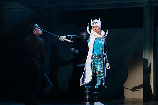 画像ギャラリー No.006のサムネイル画像 / 「斬劇『戦国BASARA4 皇』本能寺の変」の公演がスタート。ゲームのアクションを再現すべく,さらにパワーアップした殺陣を確認できたゲネプロの模様をレポート