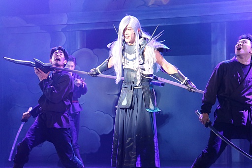 画像ギャラリー No.008のサムネイル画像 / 「斬劇『戦国BASARA4 皇』本能寺の変」の公演がスタート。ゲームのアクションを再現すべく,さらにパワーアップした殺陣を確認できたゲネプロの模様をレポート
