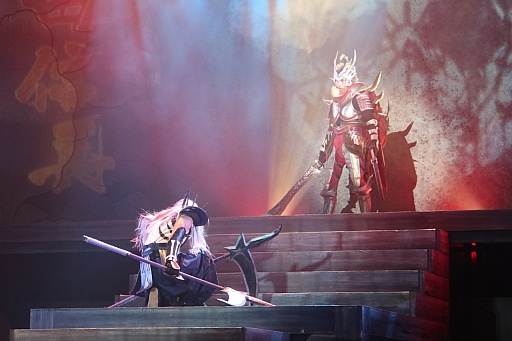 画像ギャラリー No.009のサムネイル画像 / 「斬劇『戦国BASARA4 皇』本能寺の変」の公演がスタート。ゲームのアクションを再現すべく,さらにパワーアップした殺陣を確認できたゲネプロの模様をレポート