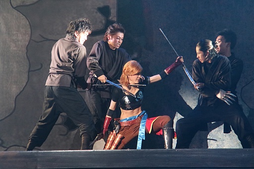 画像ギャラリー No.010のサムネイル画像 / 「斬劇『戦国BASARA4 皇』本能寺の変」の公演がスタート。ゲームのアクションを再現すべく,さらにパワーアップした殺陣を確認できたゲネプロの模様をレポート