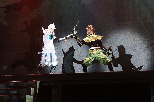 画像ギャラリー No.012のサムネイル画像 / 「斬劇『戦国BASARA4 皇』本能寺の変」の公演がスタート。ゲームのアクションを再現すべく,さらにパワーアップした殺陣を確認できたゲネプロの模様をレポート