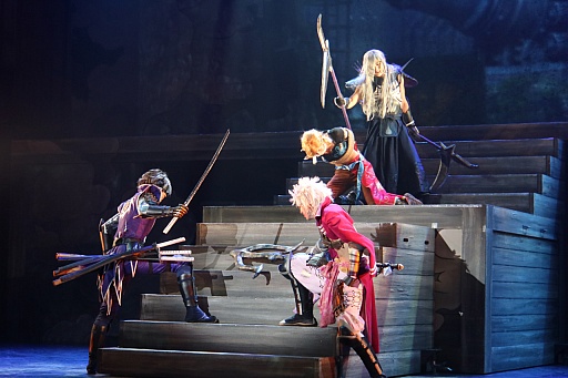 画像ギャラリー No.014のサムネイル画像 / 「斬劇『戦国BASARA4 皇』本能寺の変」の公演がスタート。ゲームのアクションを再現すべく,さらにパワーアップした殺陣を確認できたゲネプロの模様をレポート