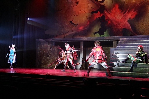 画像ギャラリー No.017のサムネイル画像 / 「斬劇『戦国BASARA4 皇』本能寺の変」の公演がスタート。ゲームのアクションを再現すべく,さらにパワーアップした殺陣を確認できたゲネプロの模様をレポート