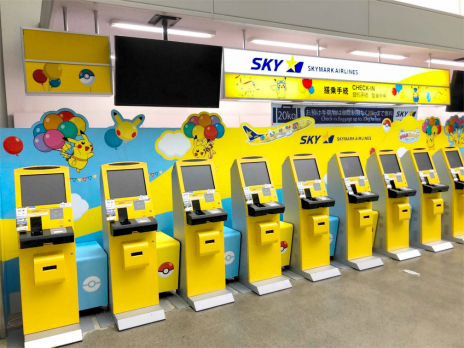 画像ギャラリー No.029のサムネイル画像 / 観光・航空事業への貢献を目指す「そらとぶピカチュウプロジェクト」が発足。沖縄の観光地や公共交通機関にポケモンたちが登場