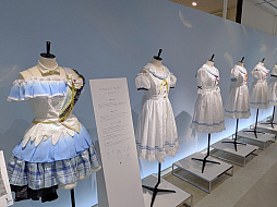 画像ギャラリー No.004のサムネイル画像 / 「アイドルマスター シャイニーカラーズ」の衣装展が,大丸東京店にて開催中。会期を通して計250着以上のライブ衣装を間近で観賞できる!