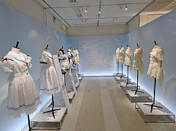 画像ギャラリー No.005のサムネイル画像 / 「アイドルマスター シャイニーカラーズ」の衣装展が,大丸東京店にて開催中。会期を通して計250着以上のライブ衣装を間近で観賞できる!