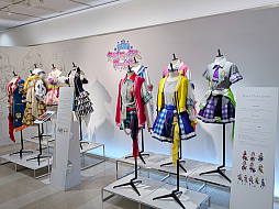 画像ギャラリー No.006のサムネイル画像 / 「アイドルマスター シャイニーカラーズ」の衣装展が,大丸東京店にて開催中。会期を通して計250着以上のライブ衣装を間近で観賞できる!
