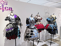 画像ギャラリー No.009のサムネイル画像 / 「アイドルマスター シャイニーカラーズ」の衣装展が,大丸東京店にて開催中。会期を通して計250着以上のライブ衣装を間近で観賞できる!